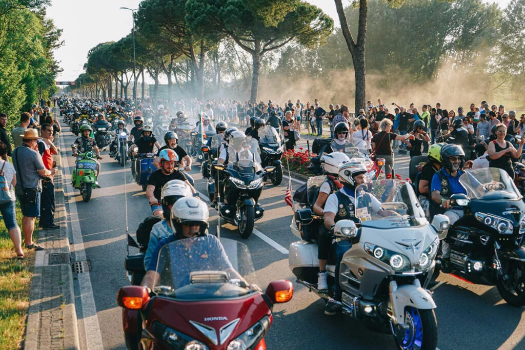 Parata di moto alla Biker Fest di Lignano Sabbiadoro