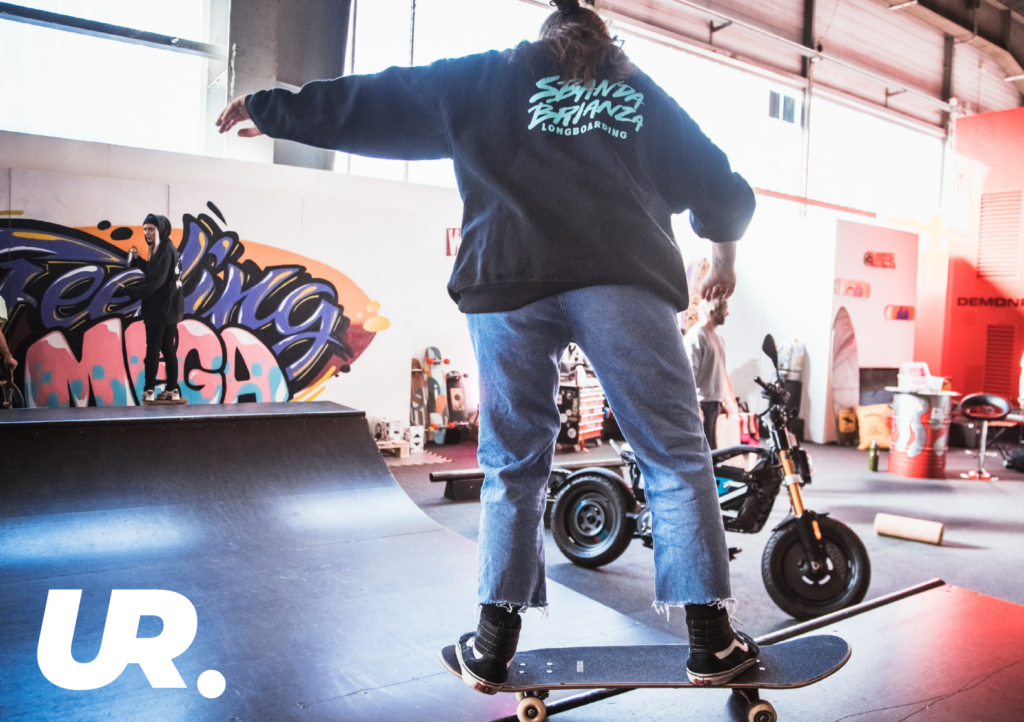 ragazza che fa skate all'evento Motor Bike Expo di Verona