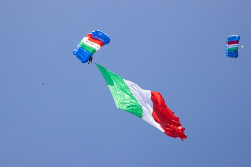 FOTO1. I paracadutisti del Reparto Attività Sportive in azione