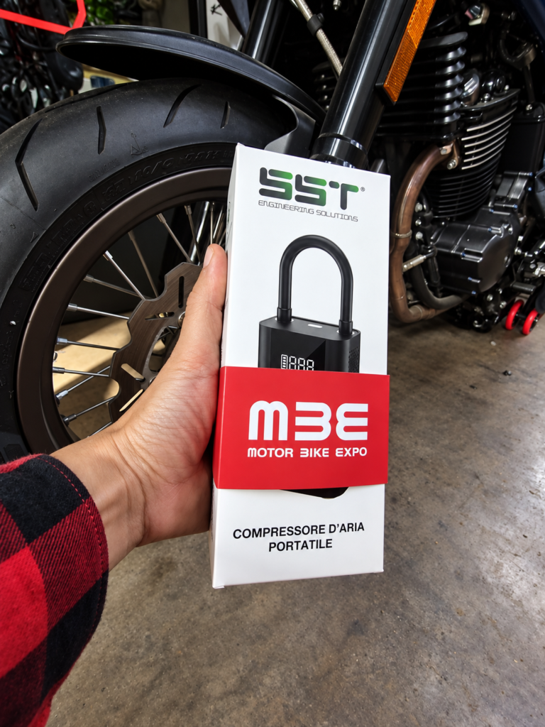 Compressore portatile davanti alla moto